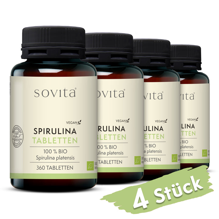 Vier Dosen Sovita Spirulina Tabletten aus Kunststoff nebeneinander mit dem Hinweis „4 Stück“.