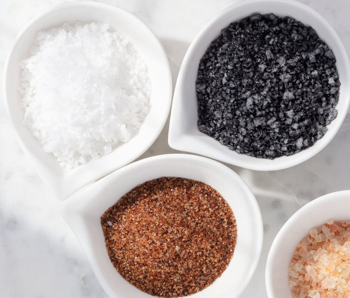 Verschiedene Mineralstoffe in farbigen Kapseln. Jede Kapsel ist mit einem Großbuchstaben beschriftet, welche zusammen das Wort 